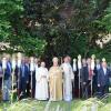 Die Stäbchenträger des Bruderschaftsrates zusammen mit Bischof Bertram Meier (Mitte), Pfarrer Hubert Ratzinger (rechts) und Diakon Armin Pfänder (links).