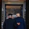 Der Machthaber von Nordkorea Kim Jong Un legt U.S. Präsident Donald Trump die Hand auf die Schulter nach der Unterzeichnung einer Vereinbarung.