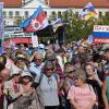 Anhänger rechter Gruppierungen protestieren gegen die Politik der Bundesregierung während einer Versammlung mit Teilnehmern aus dem rechten Spektrum auf dem Domplatz in Magdeburg.