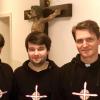 Die drei charismatischen „Kreuzbrüder“ Kai Röder, Jonathan Veith, und Johannes Weise (von links) sind in Egweil umstritten. Mehr als drei Jahre haben sie im Egweiler Pfarrhaus neben der Sankt-Martin-Kirche gewohnt und gewirkt.