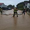 Im Aichacher Stadtteil Griesbeckerzell war wie schon im vergangenen Jahr die Haunswieser Straße von Überflutungen betroffen. Mit Sandsäcken versuchten Anwohnerinnen und Anwohner gemeinsam mit den Feuerwehren, das Wasser zu bremsen.