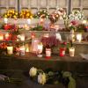 Zahlreiche Blumen und Kerzen sind an der Gedenkstätte des Anschlags am Breitscheidplatz zu sehen.