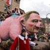 Das Sparschwein der Nation: Ein Motivwagen, der Bundesfinanzminister Christian Lindner als Sparschwein zeigen soll, fährt im Kölner Rosenmontagsumzug mit.