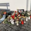 Am Eingang vor dem Gemeindehaus in Landensberg stehen Kerzen, liegen Blumen und zeigen Fotos den verstorbenen Bürgermeister Johannes Böse, der nur 26 Jahre alt wurde.
