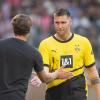 Erster Dämpfer abgewendet: Niklas Süle (r) und Trainer Edin Terzic klatschen nach dem 3:2-Sieg in Oberhausen ab.