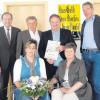 Gut fünf Jahre nach Einführung wurde der 5000. VG-Gutschein in Pfaffenhausen in Umlauf gebracht. Petra Vogel aus Oberrieden (vorne links) wurde dafür mit einem Blumenstrauß aus der Hand der Vorsitzenden der Handels- und Gewerbevereinigung (HGV) Pfaffenhausen, Gerda Leichtle, beglückwünscht. Der Feierstunde wohnten zudem bei (von links): Raiba-Vorstand Hermann Kerler, der ehemalige Raiba-Vorsitzende und Gutscheinerfinder Hans Weigele, Bürgermeister Roland Krieger und der stellvertretende HGV-Vorsitzende Andreas Grossmann.  