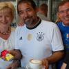 Luise Jall, Elfriede Schrell und Andrea Lutzmann sowie Albert Kaiser (im italienischen Trikot) ließen sich den Gratis-Cappuccino von Filippo Muscatello (im Deutschland-Trikot) schmecken.