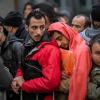 Müde: Ein Flüchtling ist beim Warten vor dem Berliner Landesamt für Gesundheit und Soziales im Stehen eingeschlafen.