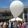 Zwölf Schüler und Schülerinnen bauten mit ihrer Lehrerin Claudia Meinhardt (hinten vierte von rechts) einen Stratosphärenballon, um Bilder und Versuche durchzuführen. 
