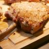... hier ein Schweine-Tomahawk-Steak mit Schalotten-Senfkruste.
