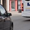 Beim Öffnen seiner Fahrertüre ist ein Autofahrer in Ichenhausen mit einem vorbeifahrenden Bus zusammengestoßen.