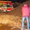Einsatzkräfte der Feuerwehr arbeiten an einem Absinkbecken in einer Kompostieranlage. Zuvor fanden städtische Mitarbeiter die Leiche einer Frau unter einer Eisdecke. Die Polizei will nun die genauen Todesumstände klären. 