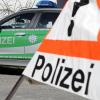Ein 18-Jähriger hat mit seinem Auto am Samstag in der Donauwörther Straße in Augsburg zwei Unfälle verursacht. Nach Angaben der Polizei hatte er knapp drei Promille Alkohol im Blut. 