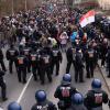 Mehr als 1800 Beamte, teils aus anderen Bundesländern, waren in Dresden im Einsatz. Dennoch kam es am Rande der gerichtlich untersagten Demonstration gegen die Corona-Politik zu Ausschreitungen. 	 	