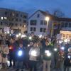 Mehrere hundert Teilnehmerinnen und Teilnehmer sorgten am Sonntagabend für ein Lichtermeer auf dem Königsbrunner Marktplatz.