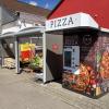 Seit Anfang Juni steht auf dem Rewe-Parkplatz in Weißenhorn ein Pizzaautomat.