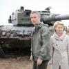 Bundesverteidigungsministerin Ursula von der Leyen (CDU) und Nato-Generalsekretär Jens Stoltenberg auf einem Truppenübungsplatz in Polen (Archiv)