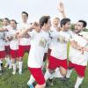 Die Spieler des SV Jungingen jubeln: Gerade haben sie mit ihrem 3:0-Erfolg über den ESC Ulm zum dritten Mal den Fußball-Stadtpokal gewonnen. 