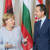 Angela Merkel wird in Wien von ihrem Amtskollegen Christian Kern begrüßt. Auf dem Gipfel sprach sie sich für weitere Flüchtlingsdeals mit Drittstaaten aus.