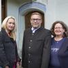 Beteiligt (von links): Dr. Ingvild Richardsen und Prof. Klaus Wolf (Uni Augsburg) mit Karin Beh vor dem Eingang zur von jener betreuten Synagoge Ichenhausen. 