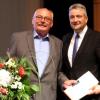 Mit der höchsten Ehrung der Arbeiterwohlfahrt zeichnete der Landesvorsitzende Thomas Bayer (rechts) den Kissinger Günter Vogt aus.