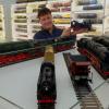 Geschäftsführer Andreas Krug präsentiert seine Eisenbahn-Modelle im Kunden-Shop der Firma KM1. 	Das Lauinger Unternehmen feiert am kommenden Wochenende sein 20-jähriges Bestehen. 