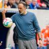 Hoffenheims Trainer Pellegrino Matarazzo mit dem Spielball.