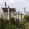 Schloss Neuschwanstein sollte der bevorzugte Wohnsitz des Königs werden. Allerdings wohnte er insgesamt nur 172 Tage darin. Dafür ist Neuschwanstein der beliebteste Anziehungspunkt für Touristen: Jährlich zieht es über eine Million Besucher nach Füssen.  
