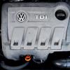 Ein VW Touran mit einem vom Abgas-Skandal betroffenen Dieselmotor vom Typ EA189 - Volkswagen muss sich jetzt auf Verbraucherklagen einstellen.