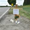 An dieser Stelle starben am Mittwoch eine Mutter, ihre zwei Töchter und deren Freundin aus dem Raum Friedberg bei einem Verkehrsunfall. Die Einsatzkräfte haben dort ein Kreuz aufgestellt.