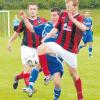 Der Holzschwanger SV (weiße Hosen) gewann dank eines Eigentors mit 1:0 gegen Ludwigsfeld. Das Turnier ist aber für beide Mannschaften beendet.  