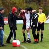 Fairplay im Kellerderby. Mit Jürgen Völk (TSV Welden) und Max Reiser (SSV Anhausen) kümmerten sich beide Trainer um den verletzten Philipp Grondinger, der von Weldens Kilian Vermeulen gestützt wird. Foto: Marcus Merk