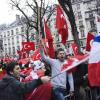 Demonstranten protestieren mit türkischen Fahnen gegen das umstrittene Völkermord-Gesetz in Paris. Foto: Emma Foster dpa