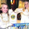 Die Glücksengelchen Melina und Juliane zogen die 229 Gewinnnummern für den Lions-Adventskalender 2010, ein neues Hilfsprojekt des Günzburger Serviceclubs. Ab 1. Dezember gibt es täglich die Auflösung, wer gewonnen hat. Der Erlös kommt der Kartei der Not, dem Leserhilfswerk unserer Zeitung, zugute. Foto: Lions