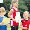 Bei der Siegerehrung am Ende des 8.Leichtathletiksportfestes des TSV Buch freuten sich hier die Schülerinnen D (Jahrgang 2003) über ihre gewonnene Pokale und Urkunden.  