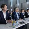 Ola Källenius (l-r), Martin Daum und Harald Wilhelm nehmen an der Bilanz-Pressekonferenz der Daimler AG teil.