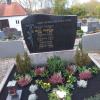 Das Familiengrab Neubauer/Koch in Staudheim, in dem auch die kleine Maria liegt. Die Inschrift "ermordet" erinnert an ihr trauriges Schicksal.