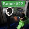 Super E10 ist gerade mindestens fünf Cent je Liter günstiger als der herkömmliche Superkraftstoff E5. Doch Tankstellen haben Probleme, E10 zu verkaufen.	
