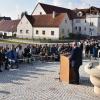 Nach 18-monatiger Bauzeit ist in Gosheim die neu gestaltete Ortsdurchfahrt (im Hintergrund) offiziell eingeweiht worden. Der Dorfplatz (vorne), auf dem der Festakt stattfand, erhielt ebenfalls ein neues Gesicht. 