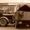 Wenn zwei Schwergewichte aneinander geraten: Im Kreuzungsbereich am Hotel Post in Zusmarshausen stießen zwei Lastwagen zusammen. Das Foto wurde um 1935 aufgenommen. 