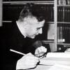 1960: Joseph Ratzinger sitzt in der Bibliothek des Seminars in Bonn. Ab 1959 ist er dort Professor für Fundamentaltheologie. 1966 wechselt er nach Tübingen, 1969 geht er nach Regensburg.
