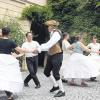 Eigentlich unter Ausschluss der Öffentlichkeit: Im Unterrock probten die Tänzerinnen erstmals im Schlosshof für die „Nacht des Barock“ am 1. Juli.