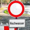 Ein Autofahrer missachtete diese Schilder bei Tapfheim. Am Ende gingen er und sein Auto baden. (Symbolbild) 