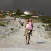 Nach der Evakuierung vieler Dörfer und Hotelanlagen wegen großer Waldbrände haben Tausende Menschen auf der griechischen Ferieninsel Rhodos die Nacht im Freien verbracht. 