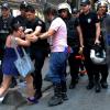Die türkische Polizei hat am Sonntag gewaltsam einen Homosexuellen-Marsch in Istanbul aufgelöst. 