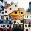 Viele Farben und architektonische Spielereien – das zeichnet Gebäude aus, die nach den Ideen von Friedensreich Hundertwasser gestaltet wurden.