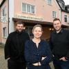 Thomas (links) und Martin Ewald führen zusammen den Landgasthof Krone in Offingen. Mutter Tina hat ihn zwar bereits an ihre beiden Söhne übergeben, hilft aber immer noch mit. 	