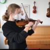 Livia Kern freut sich riesig, ihre Geigenstunde wieder im
Präsenzunterricht zu erleben. Umsonst seien die Videokonferenzen aber
nicht gewesen, sagt die 16-Jährige aus Vöhringen. 