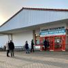 Um 8 Uhr öffnete das Impfzentrum in Mühlried am Donnerstag seine Türen. Viele Menschen warteten schon vorher, um pünktlich zum Termin zu kommen.