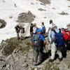 Die geführte Gruppe von Manfred Bauer und Werner Lieb beim Einstieg über das Schneefeld in die Scharte zum Gipfel des Hochifen.